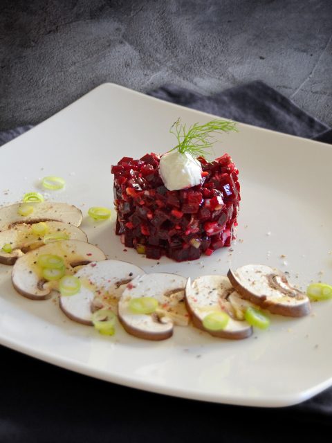 Rote Bete Tatar mit Ziegenkäse-Topping