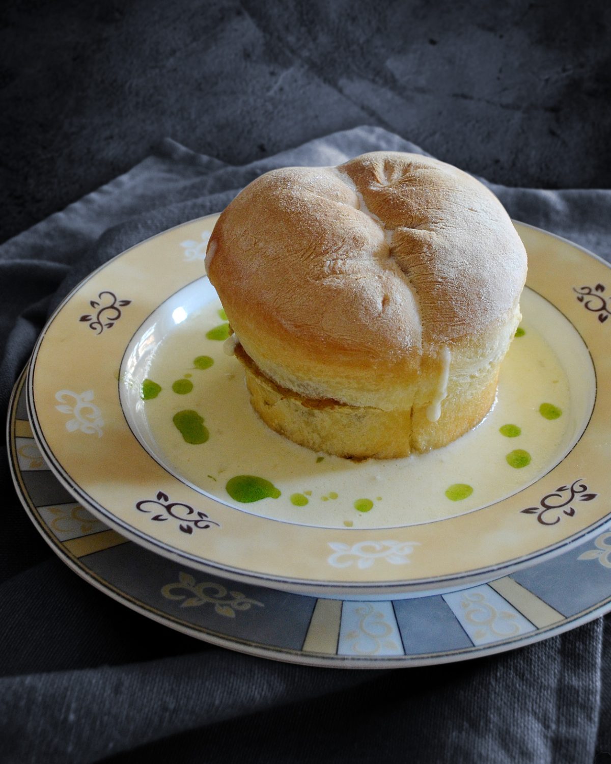 Buchteln mit karamelliesierten Zwiebeln