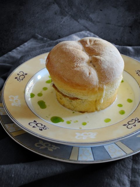 Buchteln mit karamelliesierten Zwiebeln