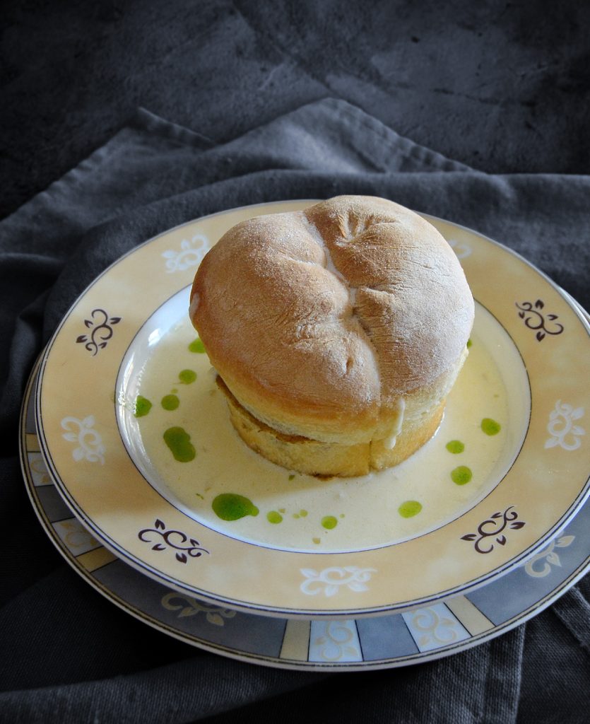 Buchteln mit karamelliesierten Zwiebeln