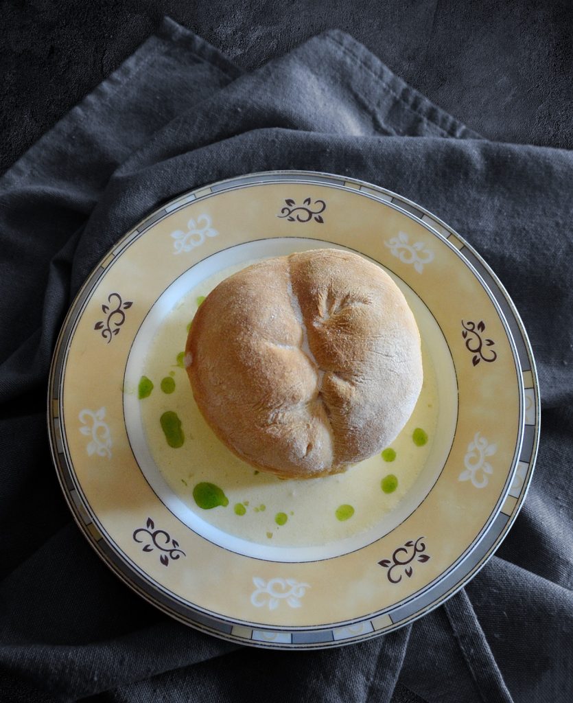 Buchteln mit karamelliesierten Zwiebeln