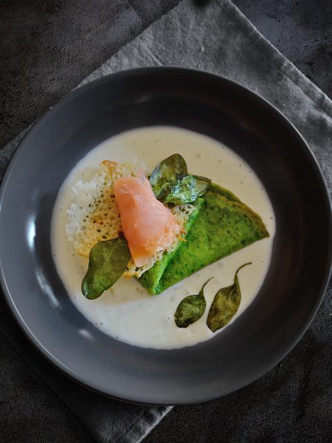 Spinatpfannkuchen mit Räucherlachs auf Parmesan-Schaum