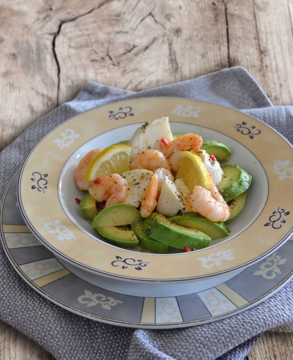 Avocado-Mozzarella-Salat mit gebratenen Garnelen