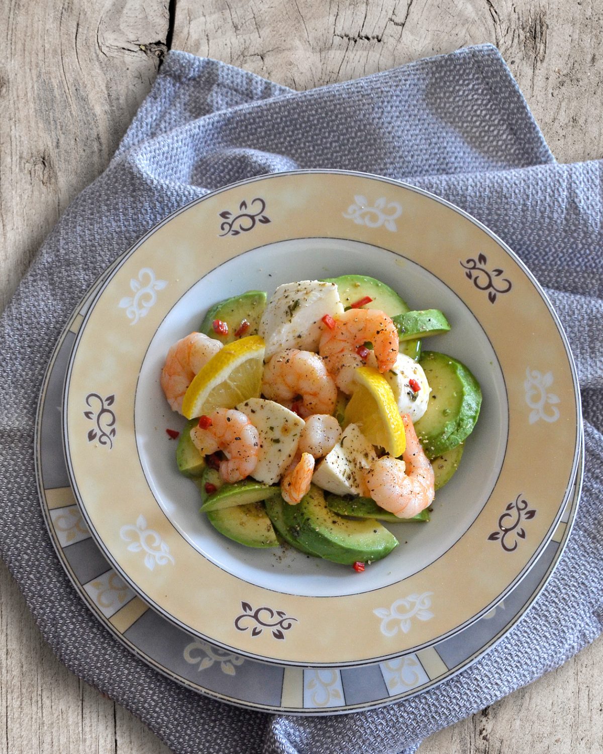 Avocado-Mozzarella-Salat mit gebratenen Garnelen