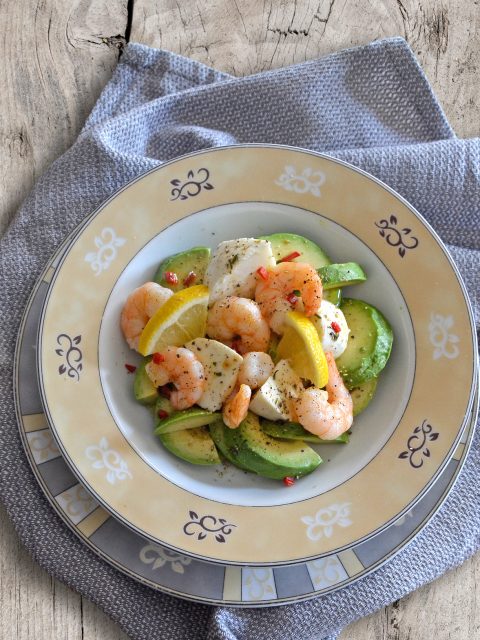 Avocado-Mozzarella-Salat mit gebratenen Garnelen