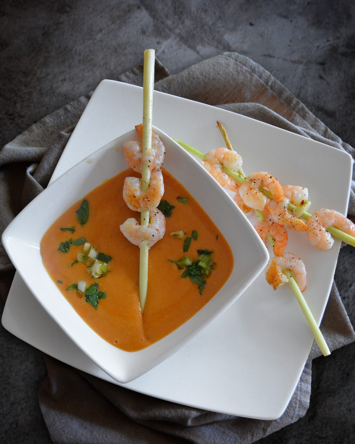 Linsensuppe mit Garnelen-Spießen