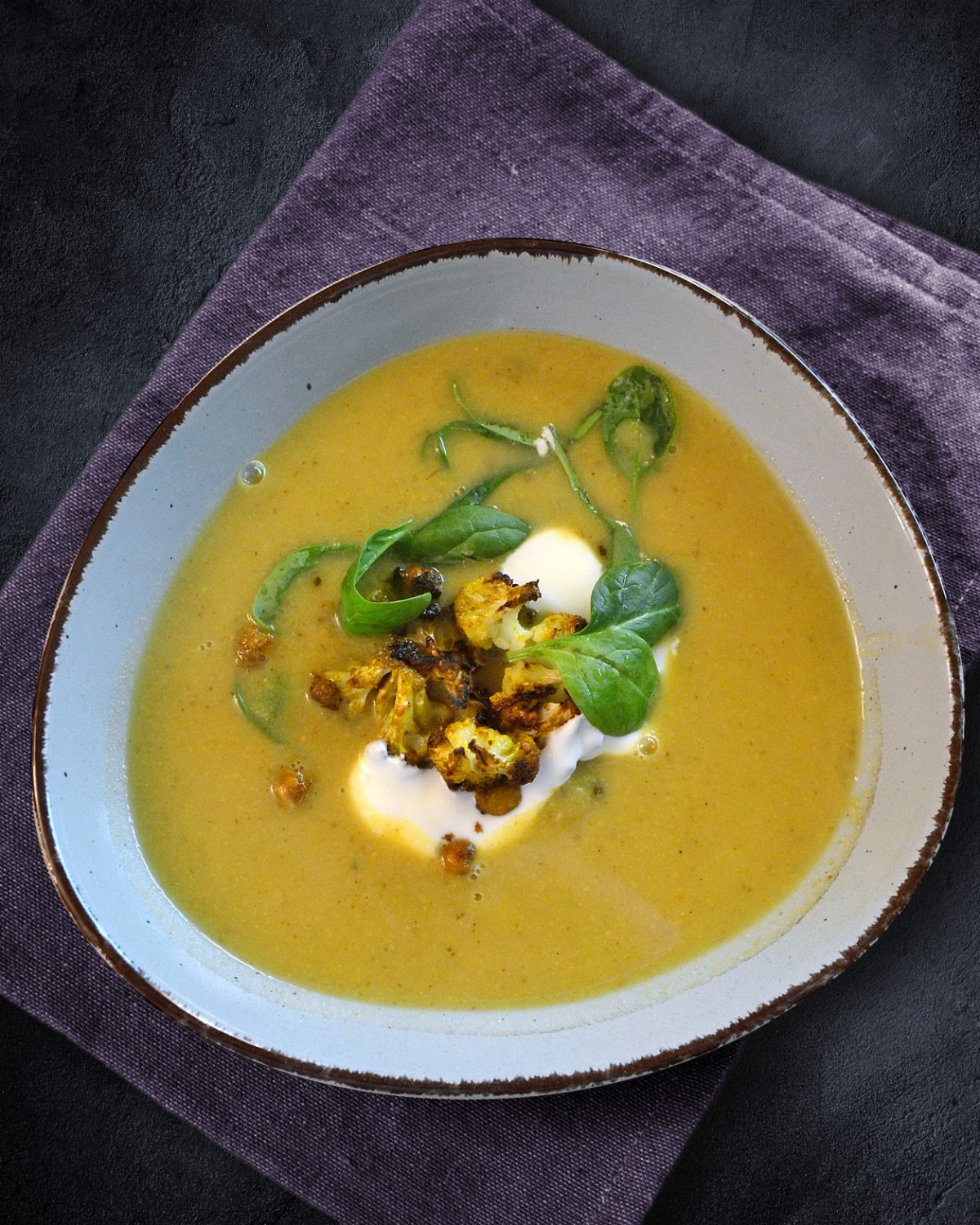 Blumenkohlsuppe mit Kichererbsen und Spinat