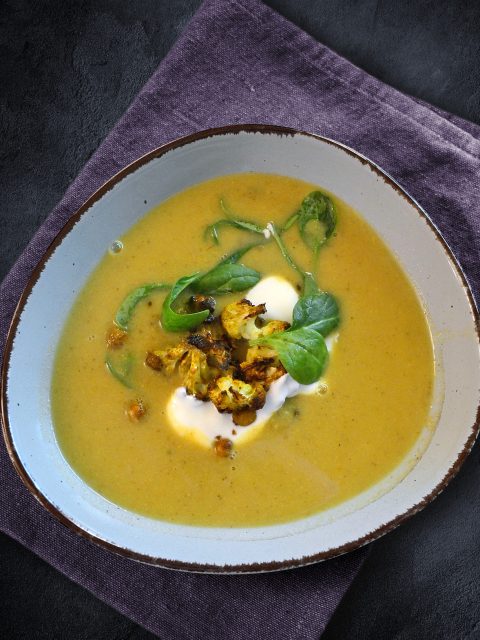 Blumenkohlsuppe mit Kichererbsen und Spinat