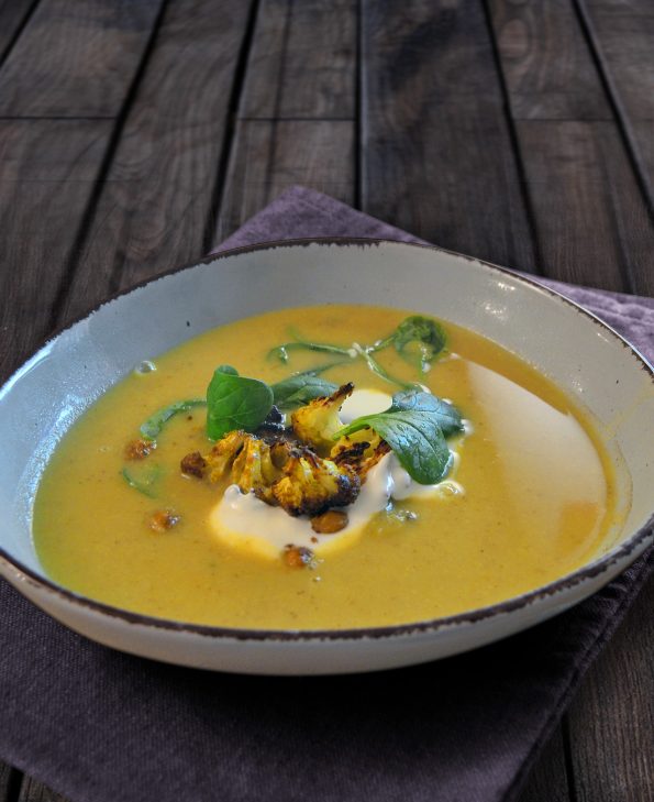 Blumenkohlsuppe mit Kichererbsen und Spinat