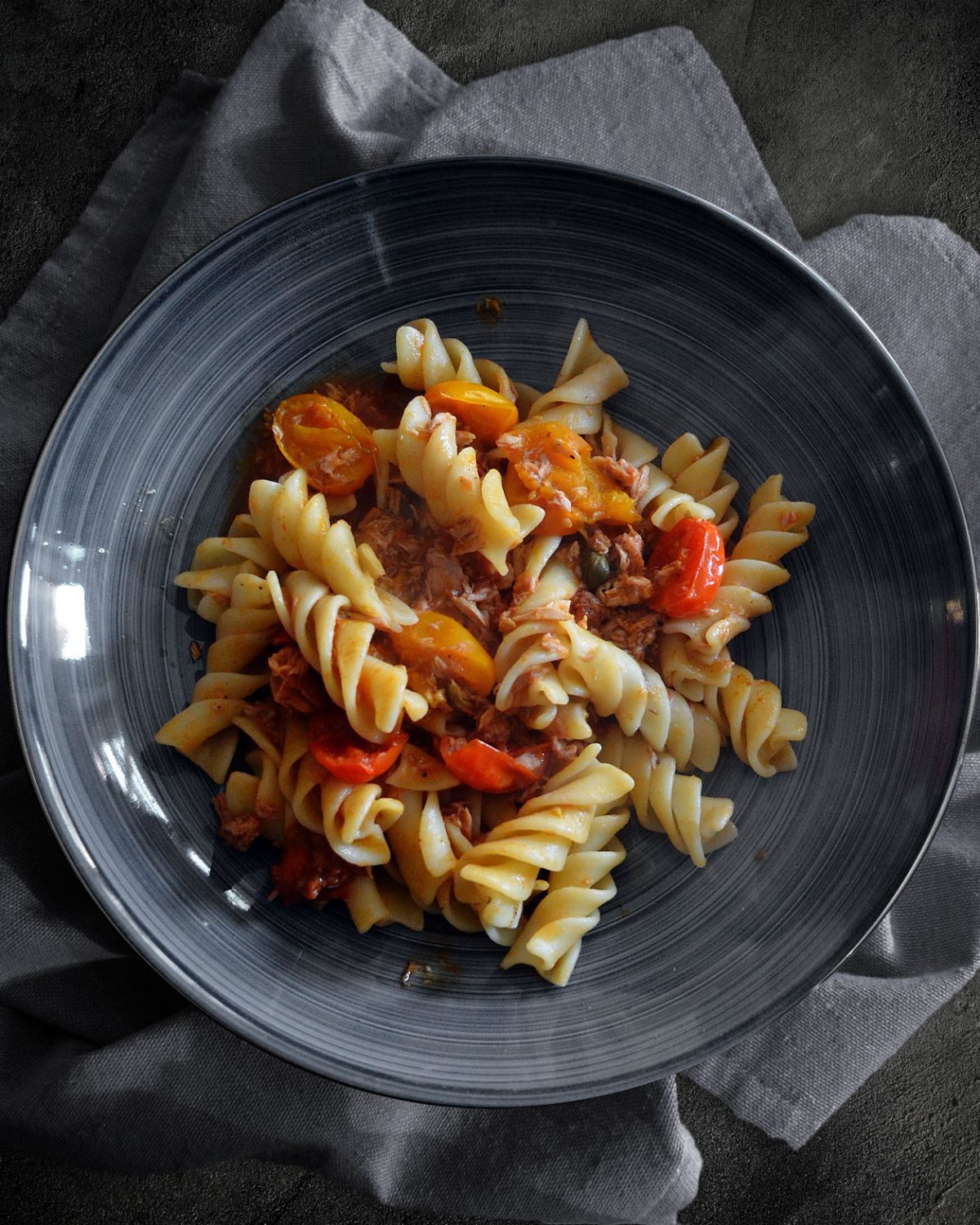 Fusilli mit geschmolzenen Tomaten, Thunfisch und Kapern