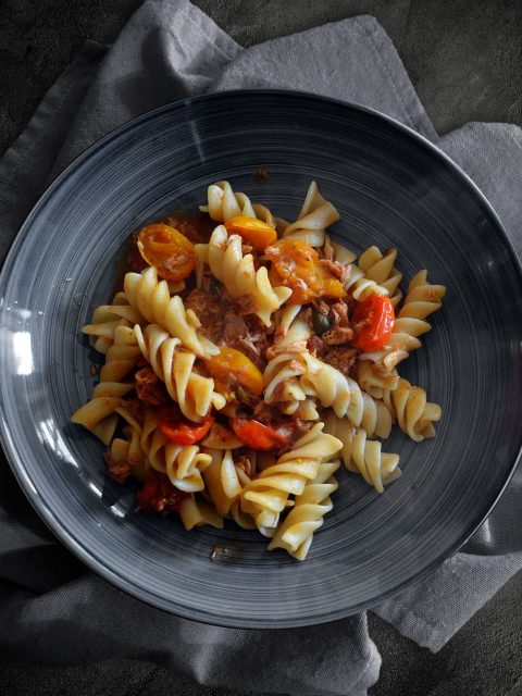 Fusilli mit geschmolzenen Tomaten, Thunfisch und Kapern