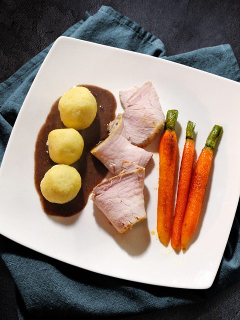 Niedrigtemperatur-Schweinebraten mit karamellisierten Möhren