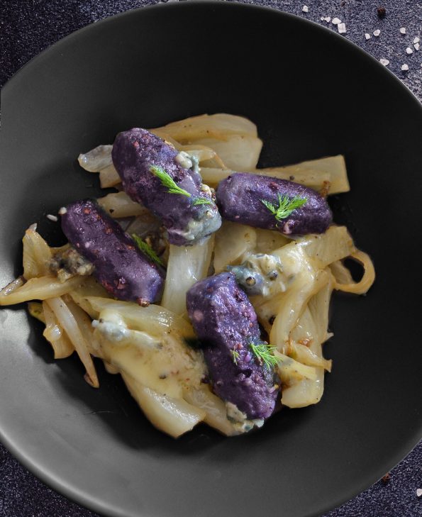 Blaue Kartoffeln in Pfefferbutter auf Fenchel