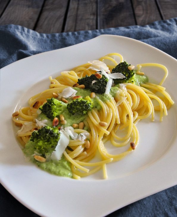 Spaghetti mit Brokkoli und cremiger Käsesauce