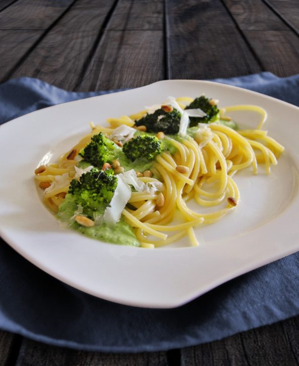 Spaghetti mit Brokkoli und cremiger Käsesauce