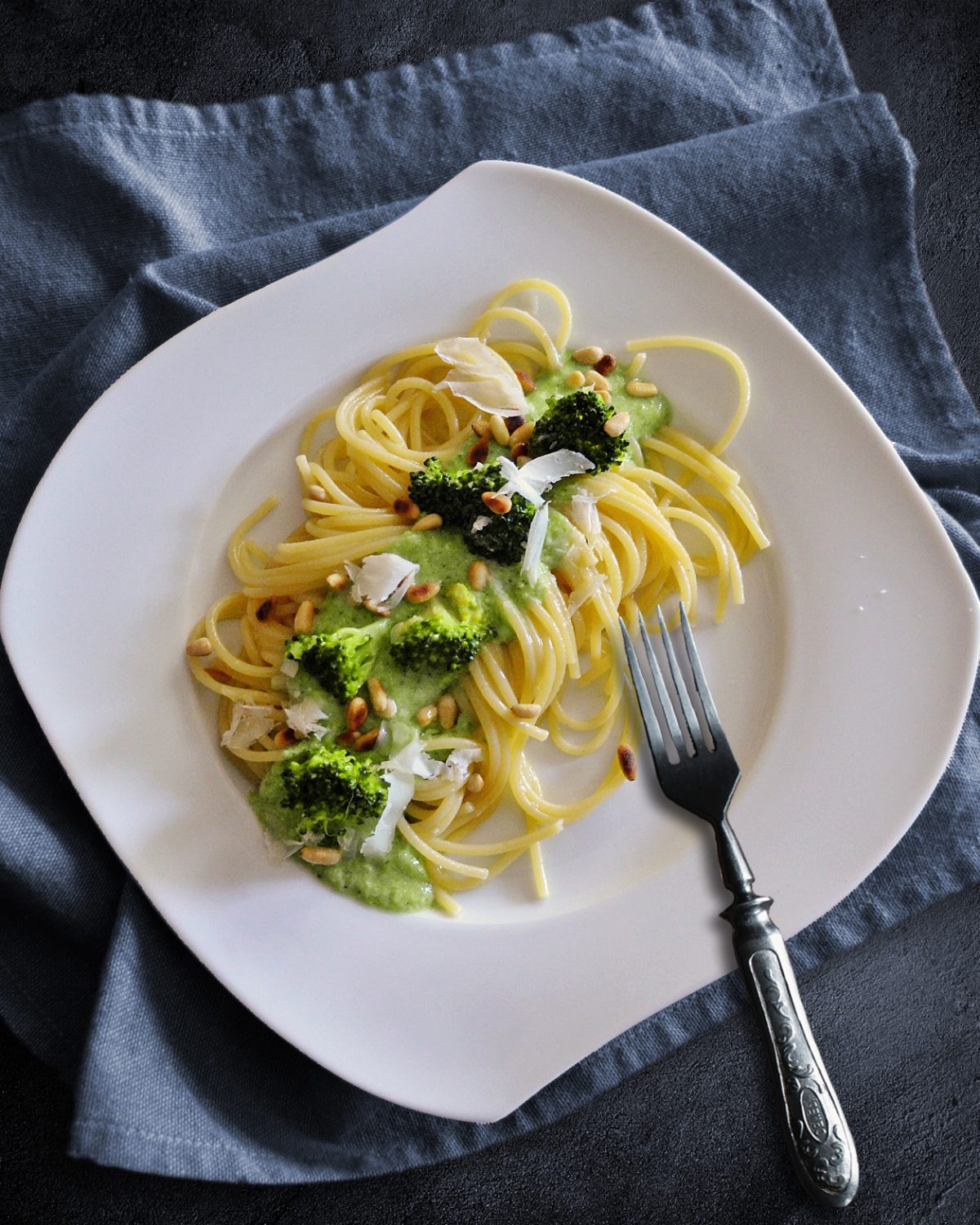 Spaghetti mit Brokkoli und cremiger Käsesauce