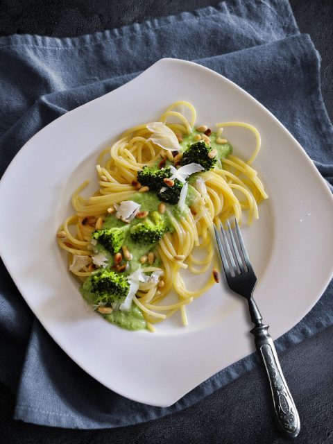 Spaghetti mit Brokkoli und cremiger Käsesauce