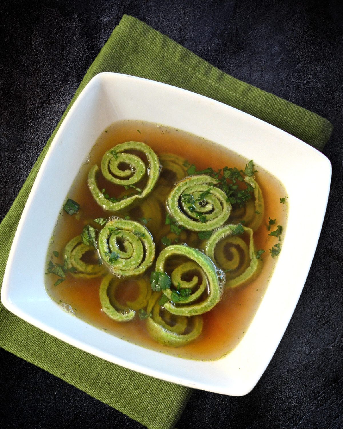 Fädlesuppe mit Spinat-Pfannkuchen