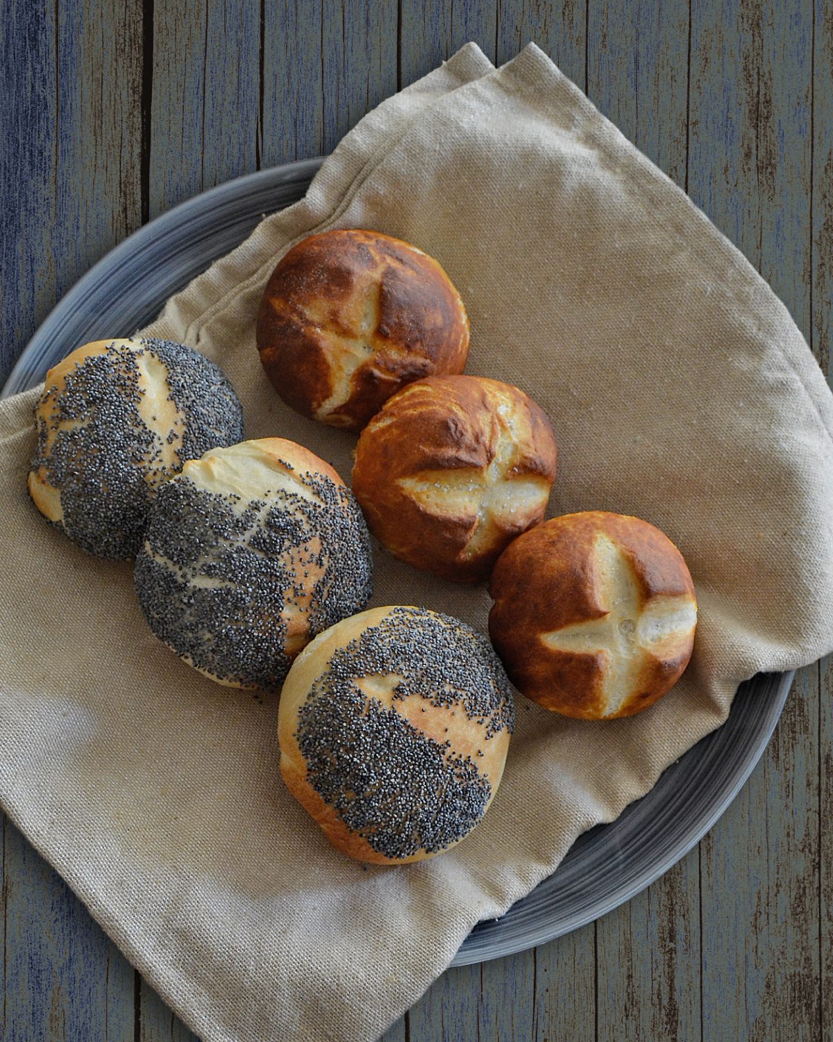 Mohn- und Laugenbrötchen