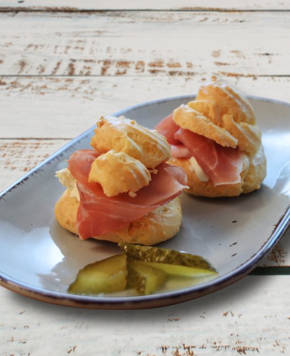 Parmesan-Windbeutel mit Frischkäse und Serrano