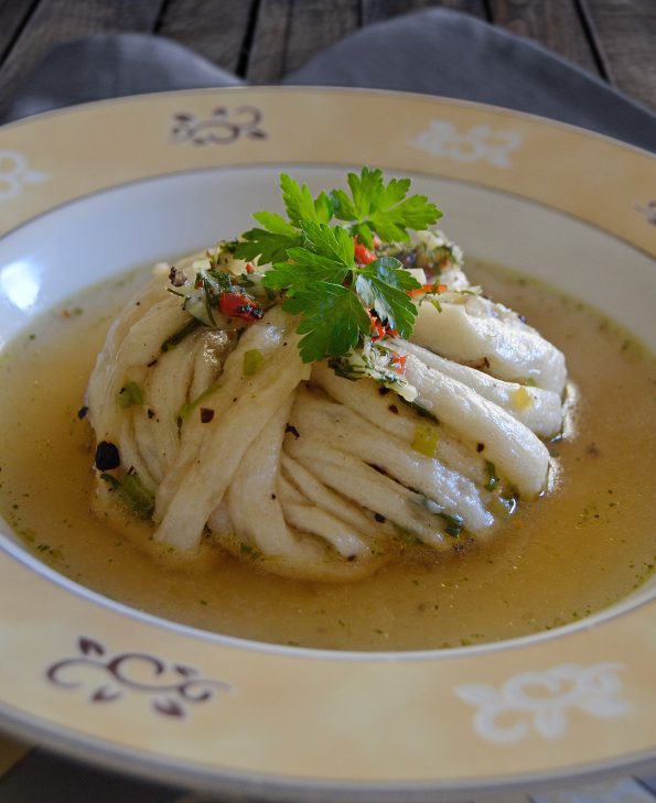 Asiatische Dampfsemmeln mit Lauchzwiebelfüllung in Gemüsebrühe