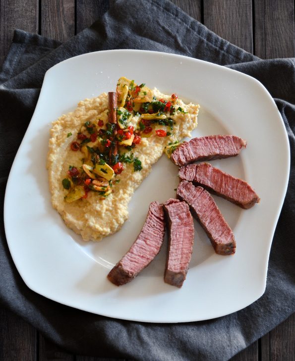 Hummus mit frittiertem Topping zu Steakstreifen