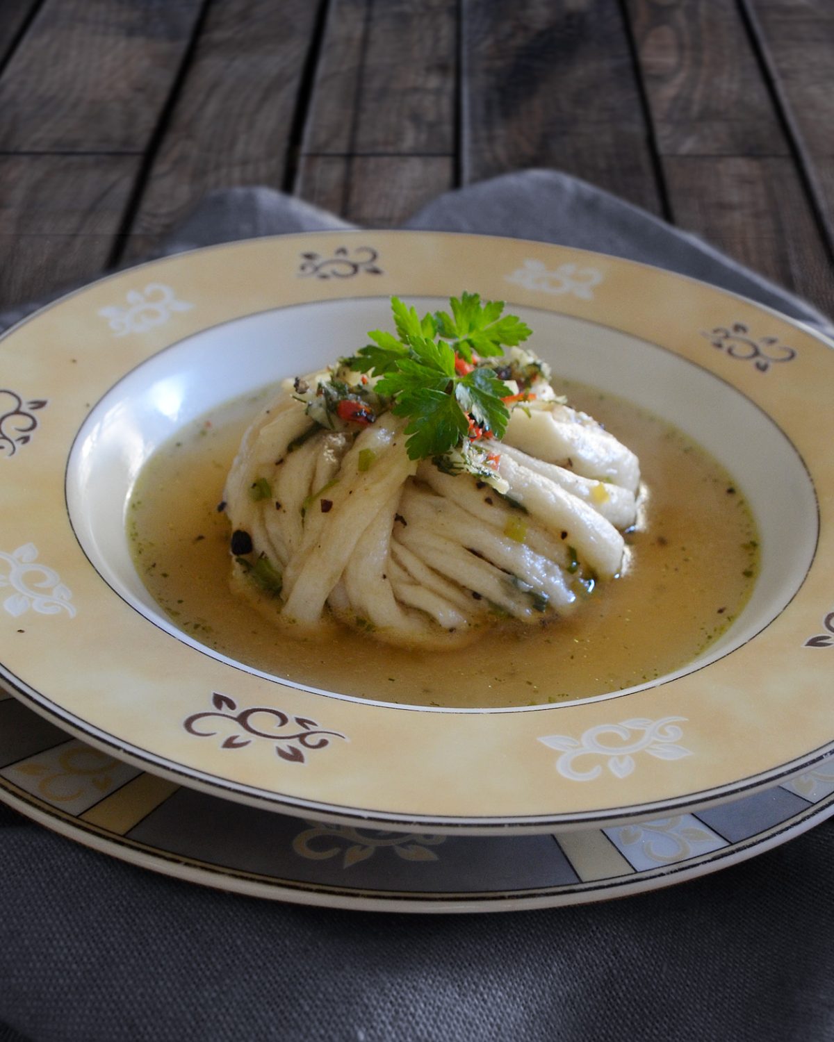 Asiatische Dampfsemmeln mit Lauchzwiebelfüllung in Gebüsebrühe