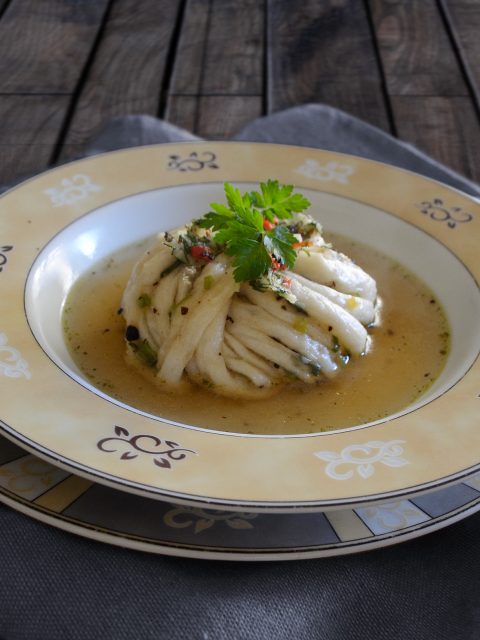 Asiatische Dampfsemmeln mit Lauchzwiebelfüllung in Gebüsebrühe