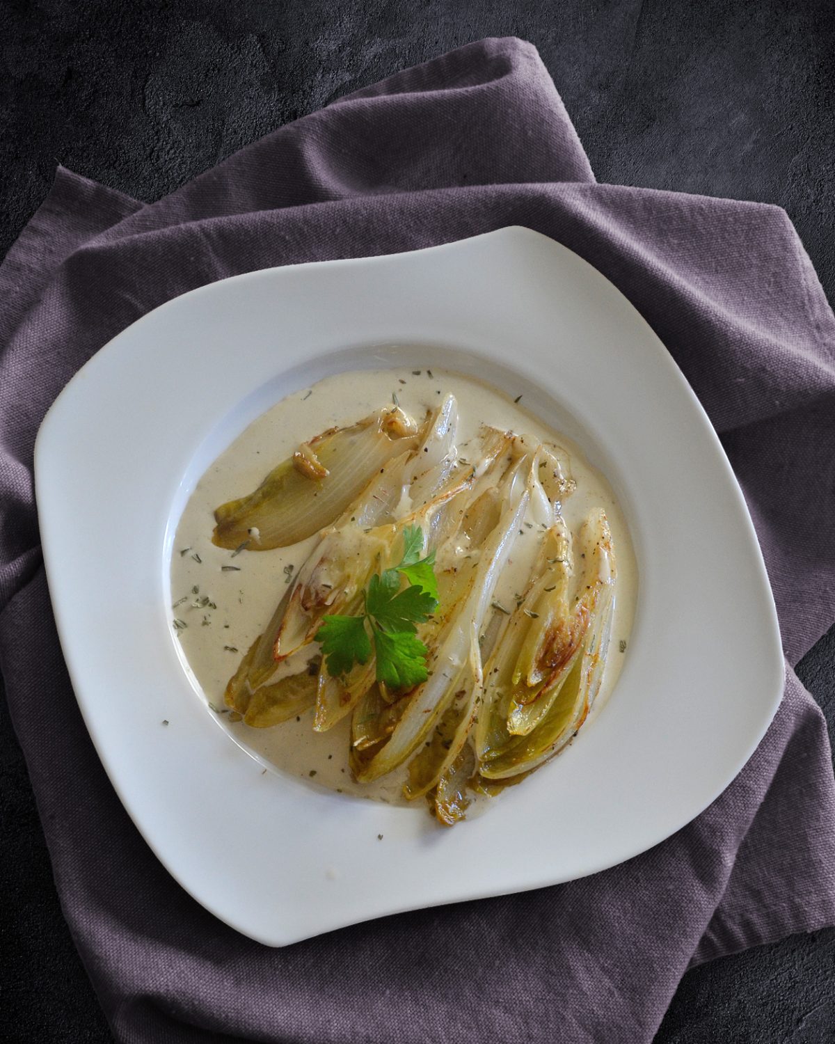 Geschmorter Chicorée mit Gorgonzola-Estragon-Soße