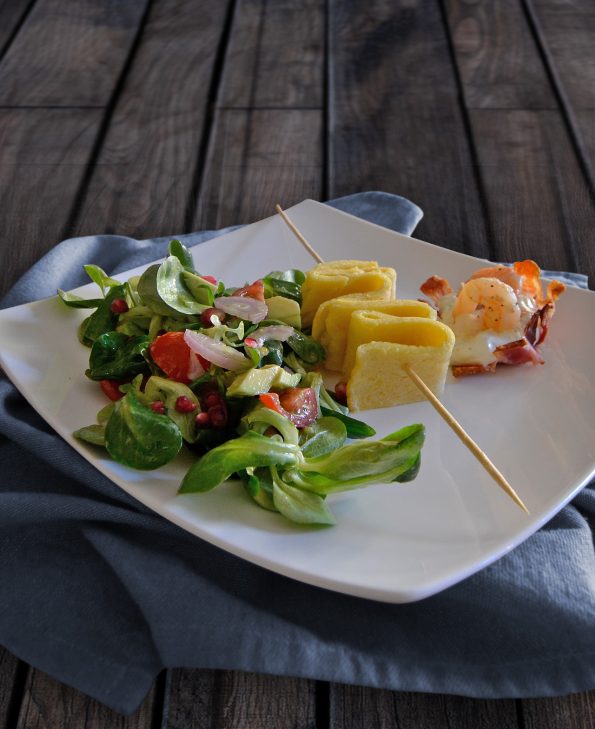 Garnelen im Bacon-Körbchen mit Käsepfannkuchen und Feldsalat