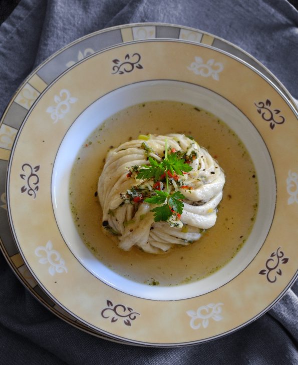 Asiatische Dampfsemmeln mit Lauchzwiebelfüllung in Gemüsebrühe