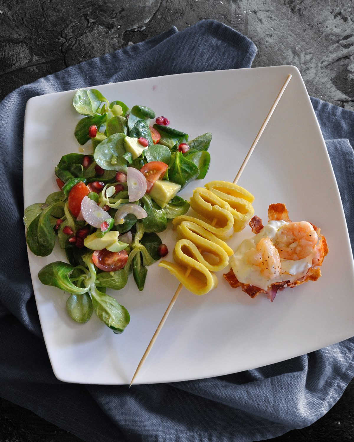 Garnelen im Bacon-Körbchen mit Käsepfannkuchen und Feldsalat