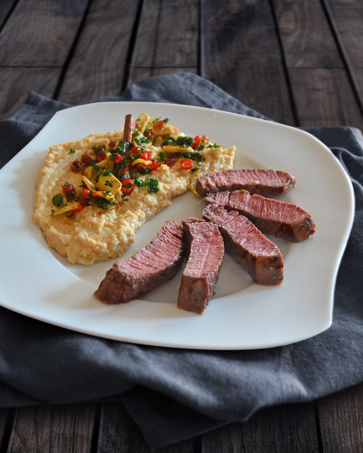 Hummus mit frittiertem Topping zu Steakstreifen