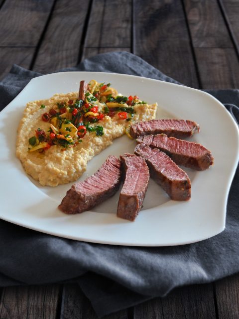 Hummus mit frittiertem Topping zu Steakstreifen