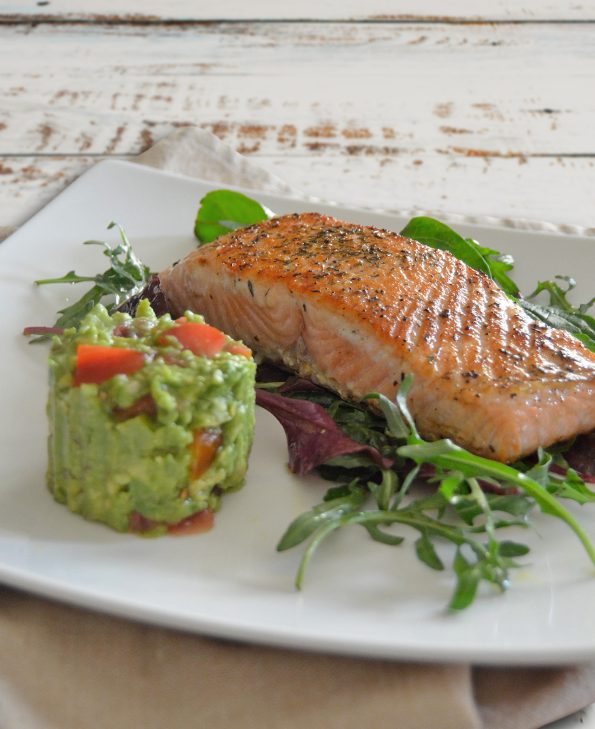 Lachsfilet auf Wildkräutersalat mit Guacamole