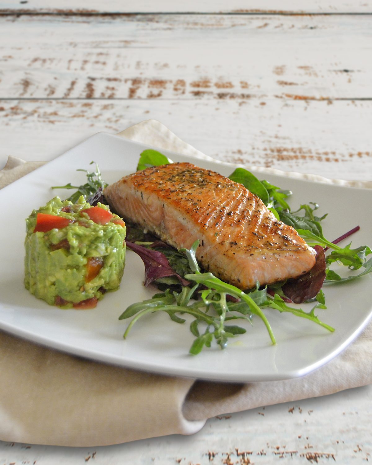 Lachsfilet auf Wildkräutersalat mit Guacamole