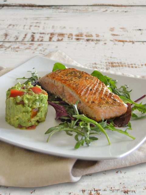 Lachsfilet auf Wildkräutersalat mit Guacamole