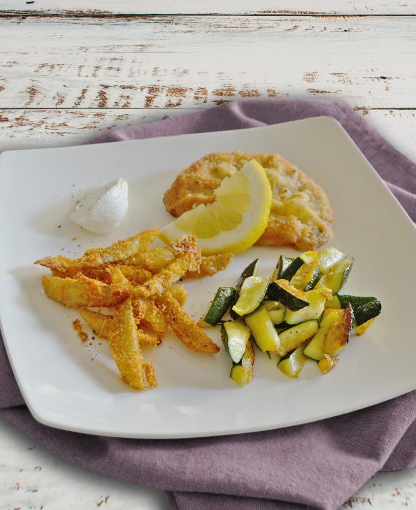 Schnitzel mit Knusper-Pommes und Zucchini