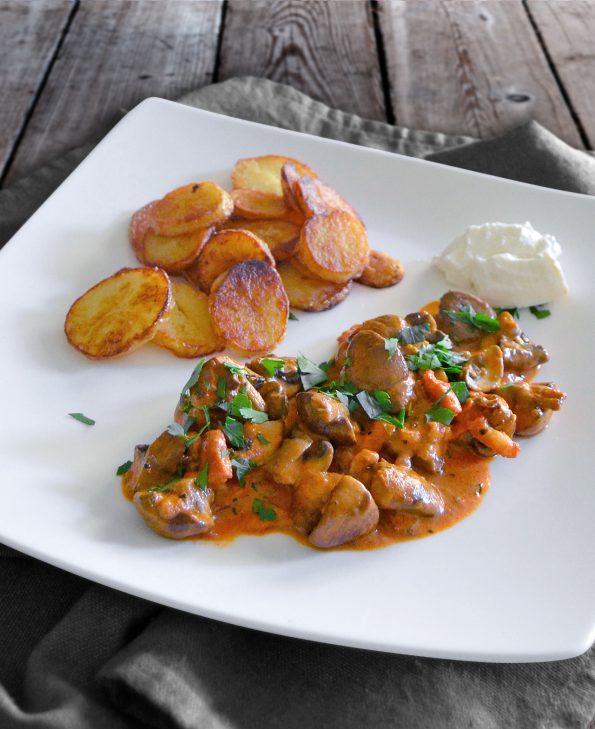 Pilzgulasch mit Bratkartoffeln