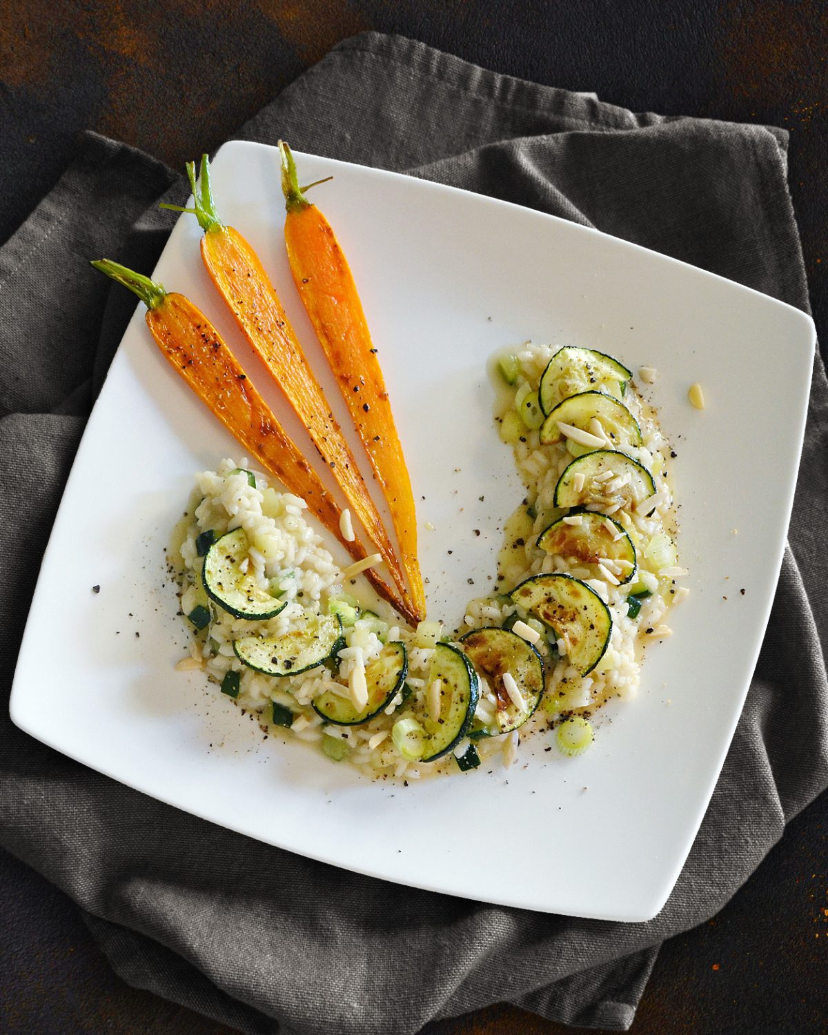 Zucchini-Risotto mit gebratenen Möhren