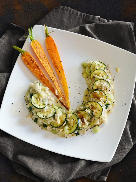 Zucchini-Risotto mit gebratenen Möhren