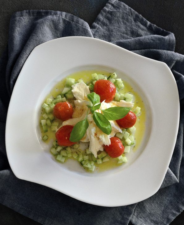 Caprese mit geschälten Tomaten und Gurke