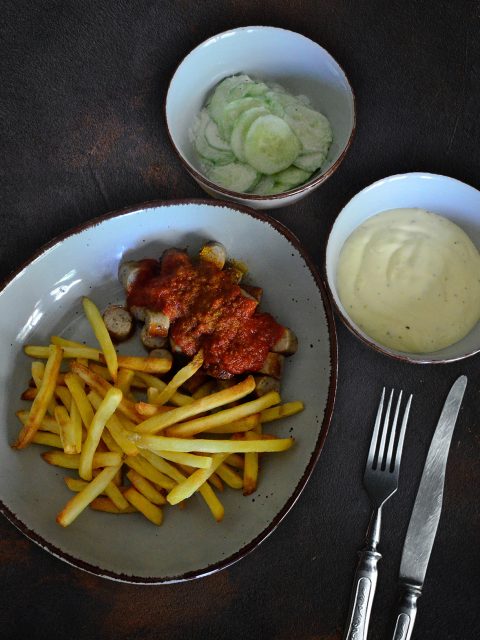 Currywurst mit Pommes