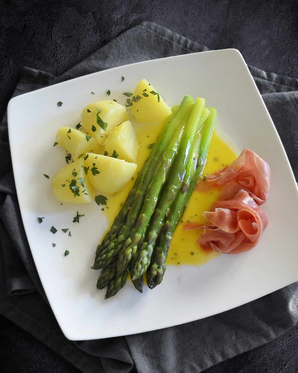 Grüner Spargel mit Sauce Bernaise