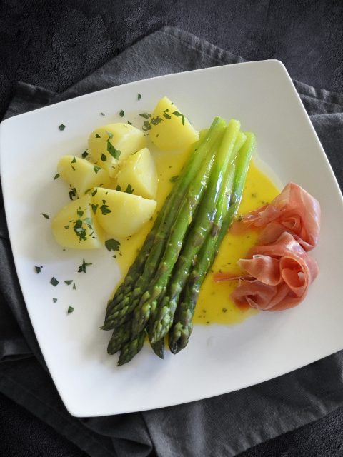 Grüner Spargel mit Sauce Bernaise