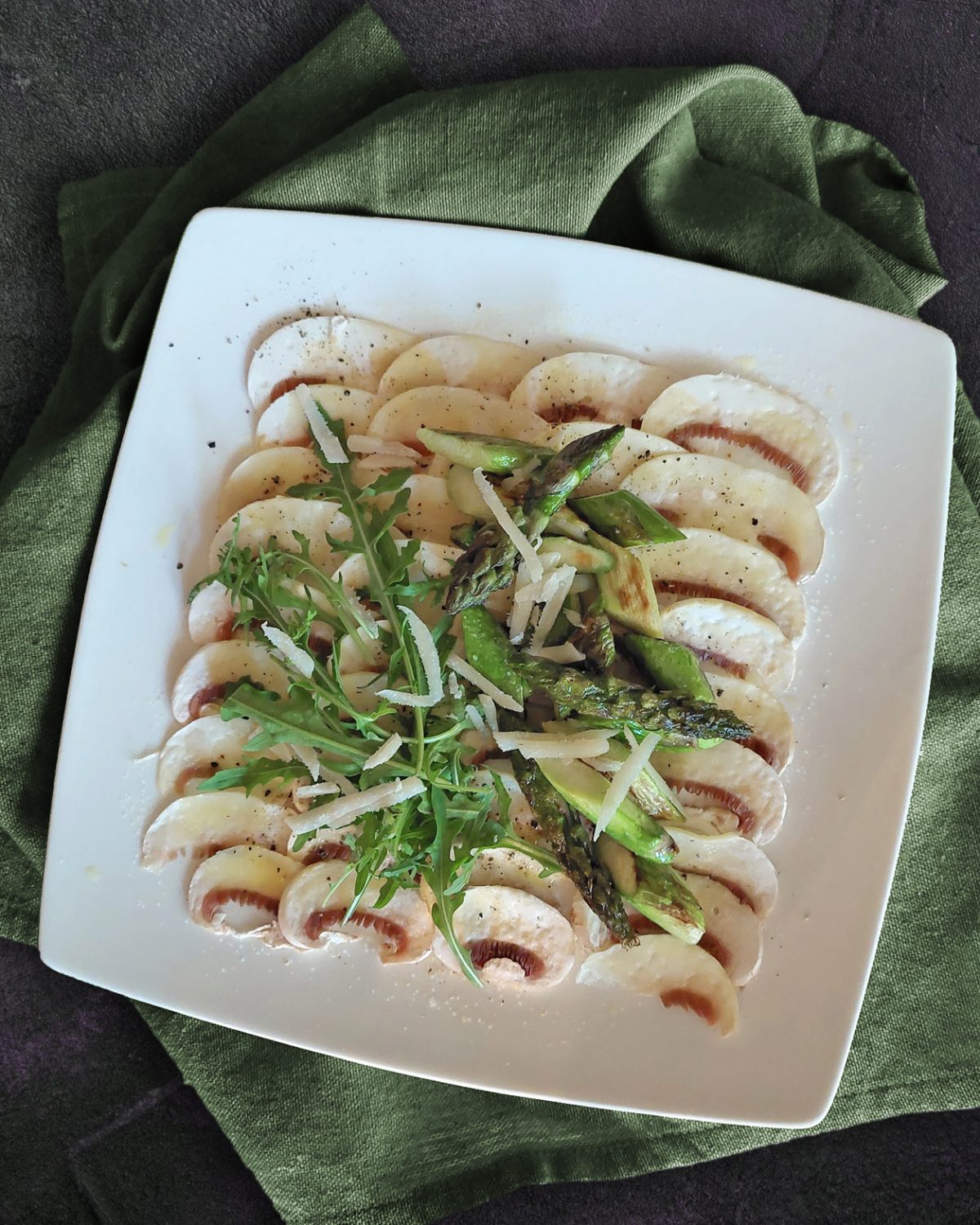 Champignon-Carpaccio mit gebratenem Spargel