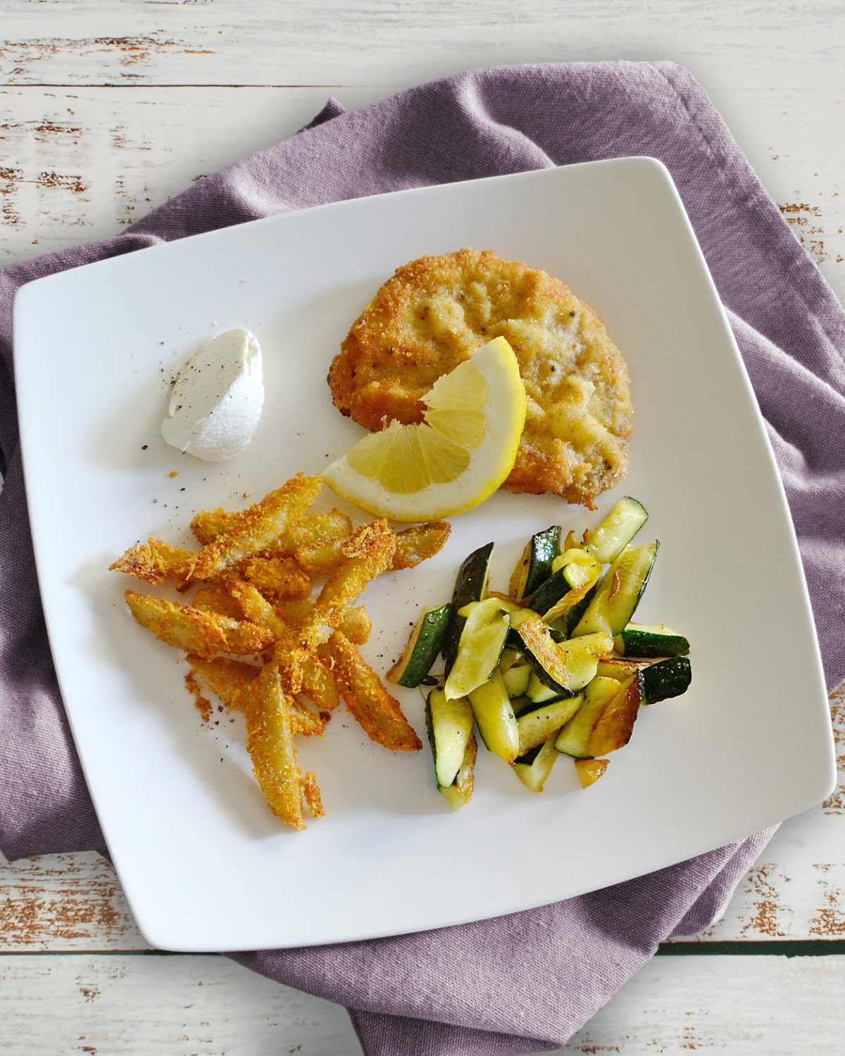 Schnitzel mit Knusper-Pommes und Zucchini