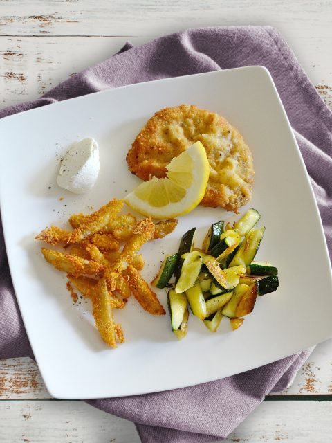 Schnitzel mit Knusper-Pommes und Zucchini