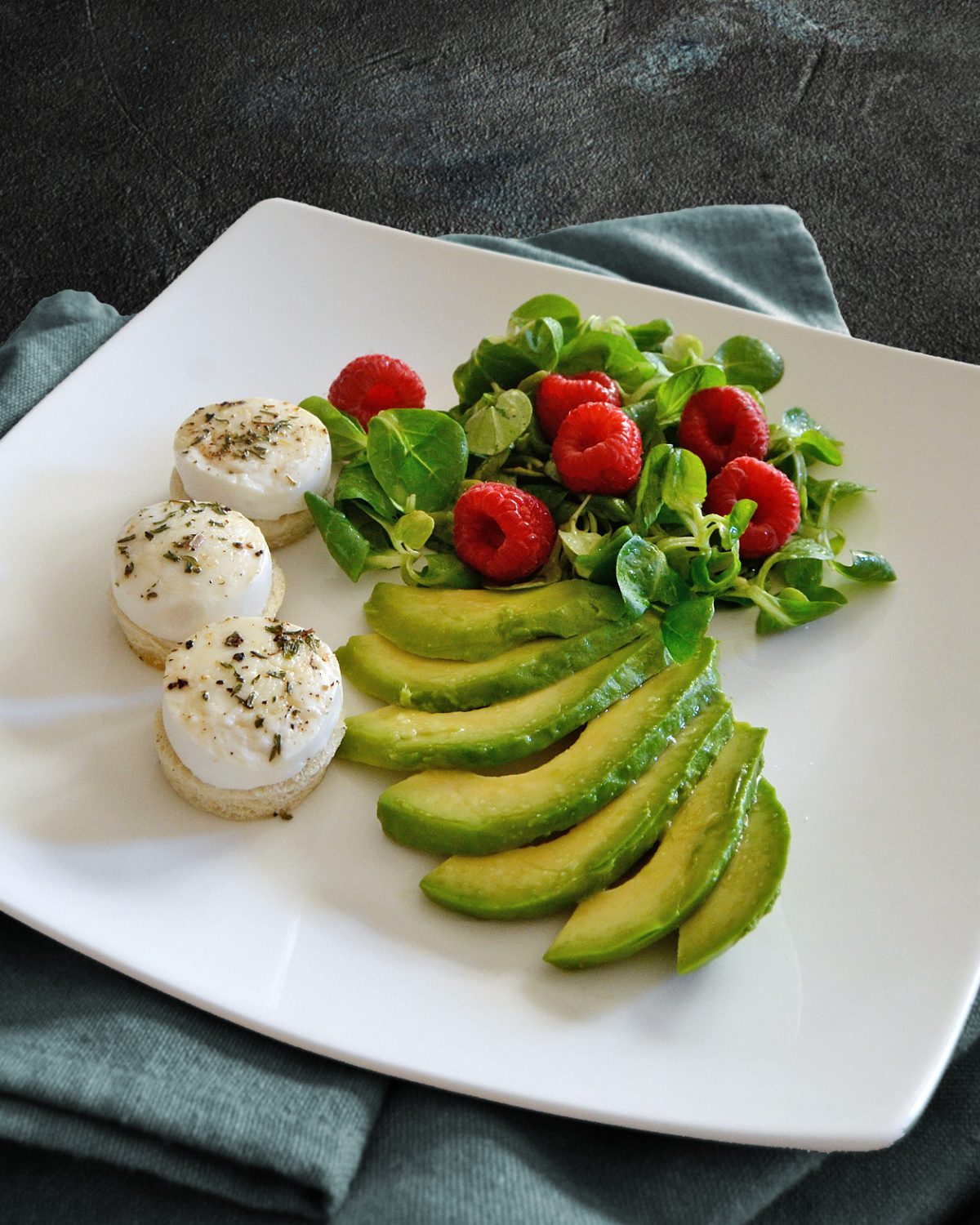 Gratinierter Ziegenkäse mit Feldsalat, Himbeeren und Avocado