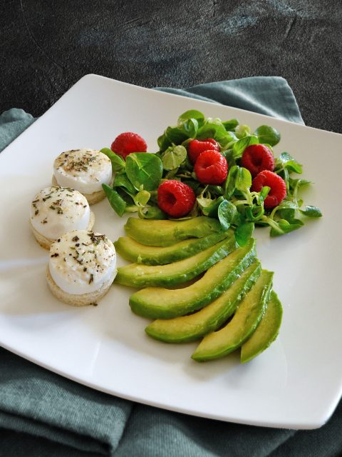 Gratinierter Ziegenkäse mit Feldsalat, Himbeeren und Avocado